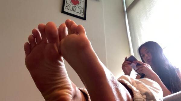 Daddyastrid - A Goddess Foot Ignore